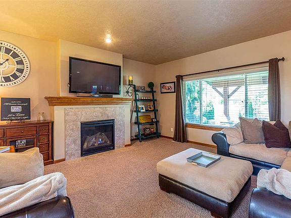 4th image of 1822 S Shamrock Dr