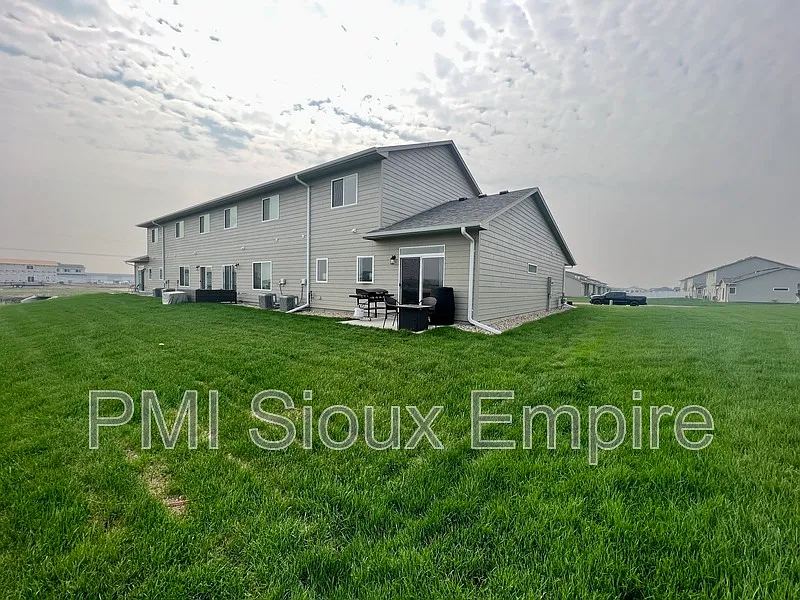 3 bed, 3.0 bath, 1600 sqft, $1,850 — Photo 2