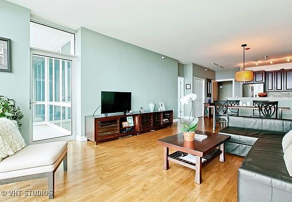 4th image of 1629 S Prairie Ave Unit 1503
