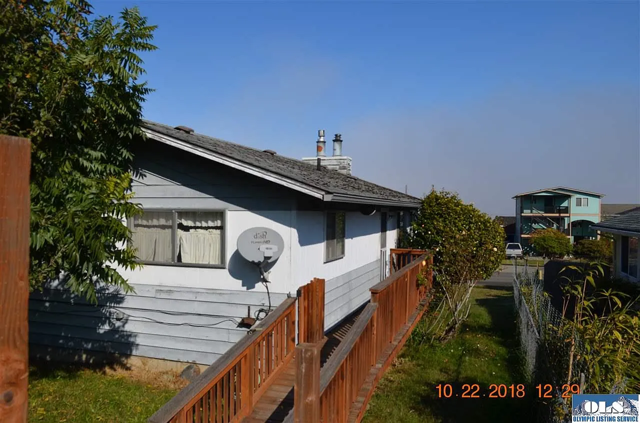 1636 W 5th St photo 1