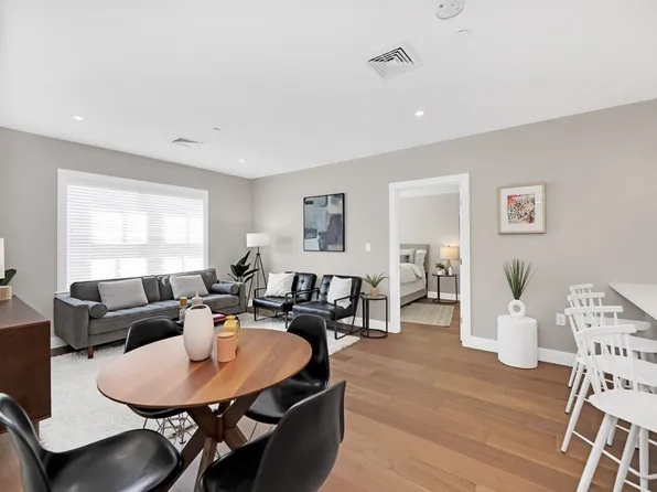 425 Lagrange St Unit 311, West Roxbury, MA 02132