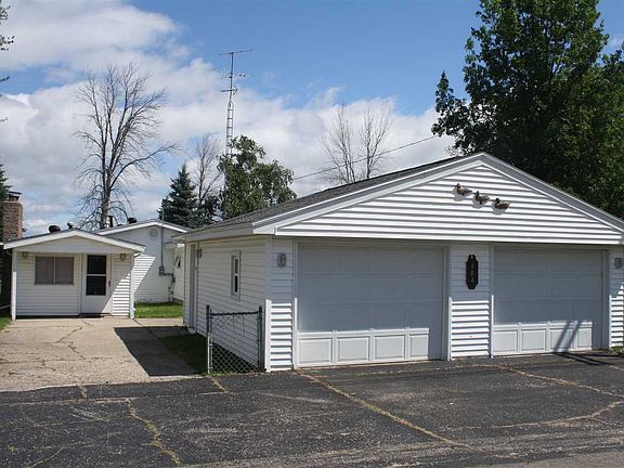 3rd image of 782 Iroquois Ave