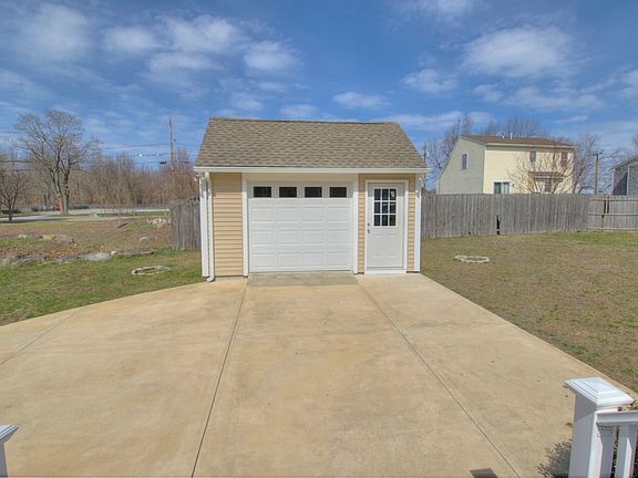 5th image of 11 Stacey Dr