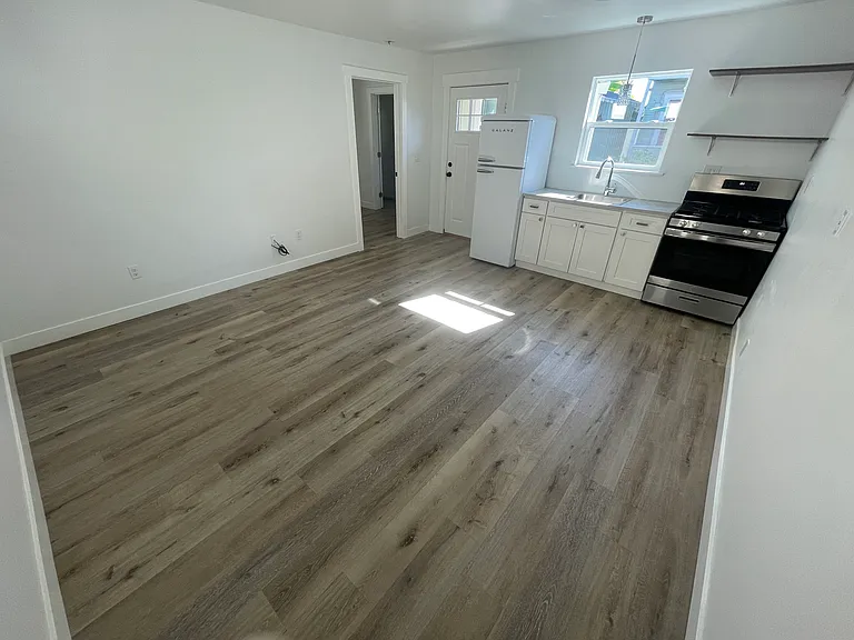 1066 Robinson Ave #2R — Photo 7
