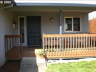 3rd image of 2747 SE Olsen St