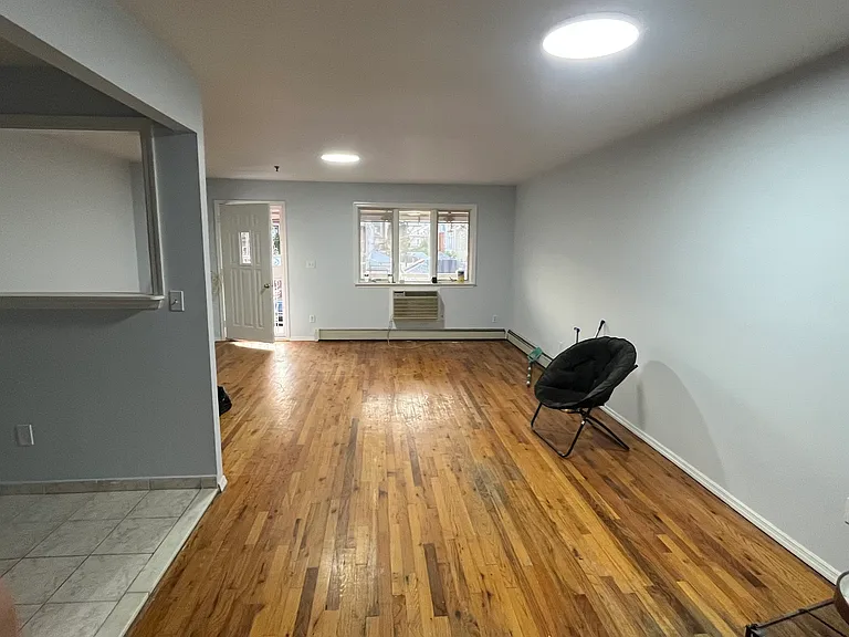 Bay 38 St — Photo 1