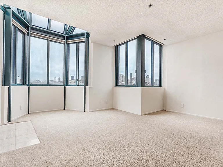 Trinity Towers Apartments — Photo 93