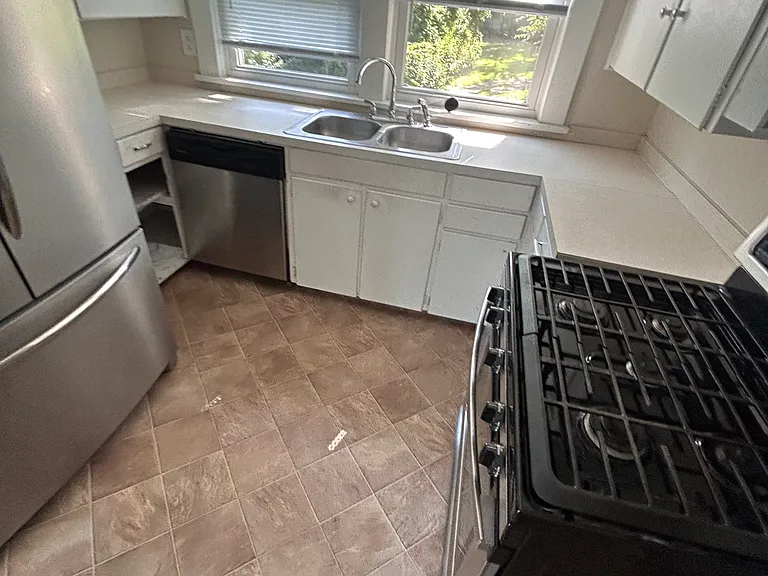 1231 Davis Ave — Photo 12