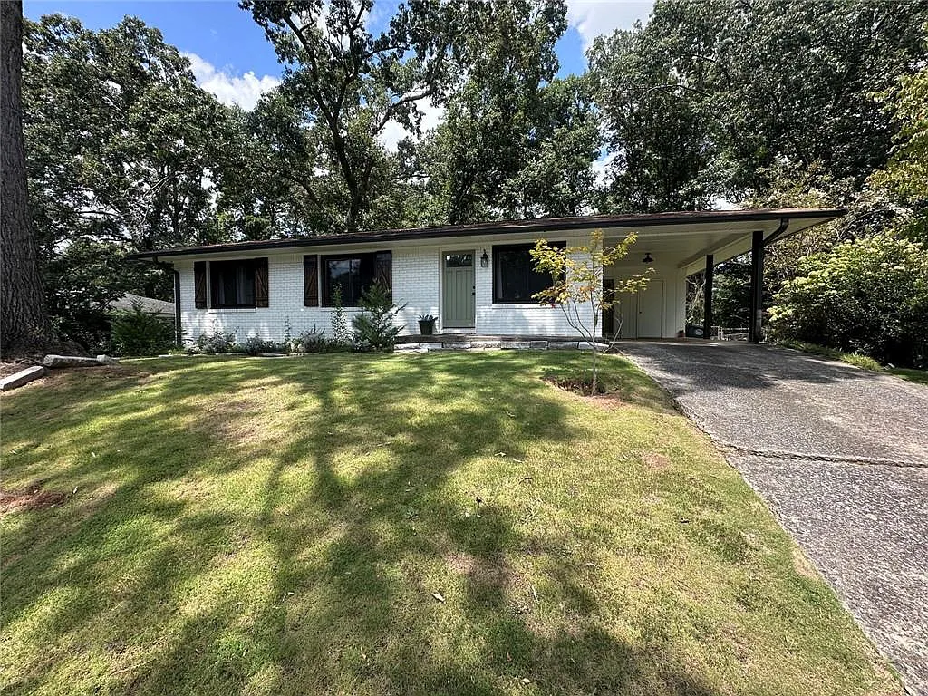 3 bed, 1.5 bath, 1358 sqft, $1,550 — Photo 3