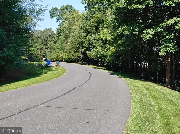 2 Thompson Dr SE, Ijamsville, MD 21754