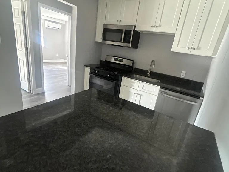 400 Main St #8 — Photo 3