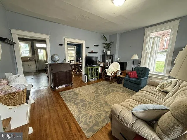 3 bed, 2.0 bath, 1320 sqft, $1,700 — Photo 2