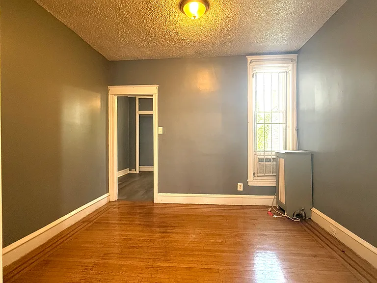 4010 N Franklin St — Photo 3