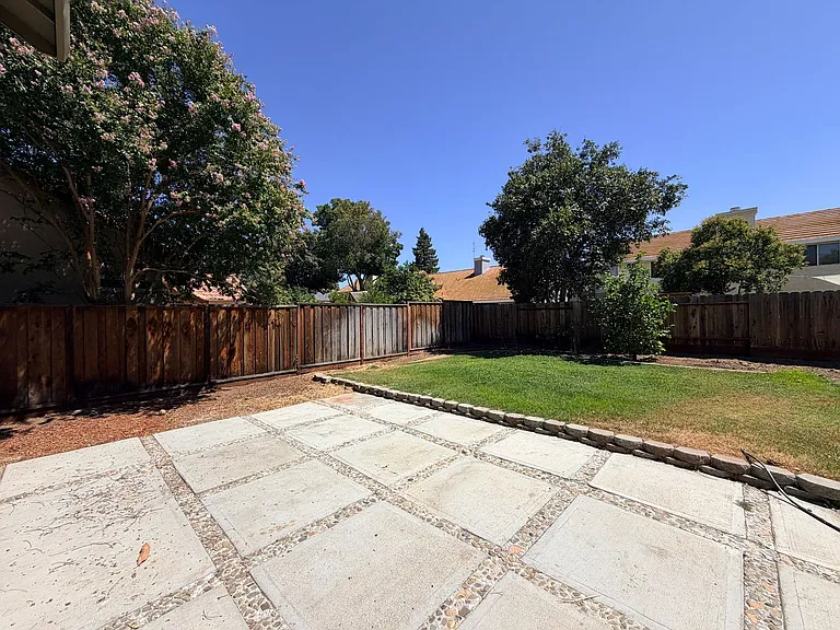 937 Neal St — Photo 38