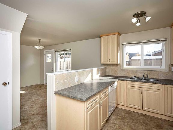 3rd image of 902 39th St Unit 902