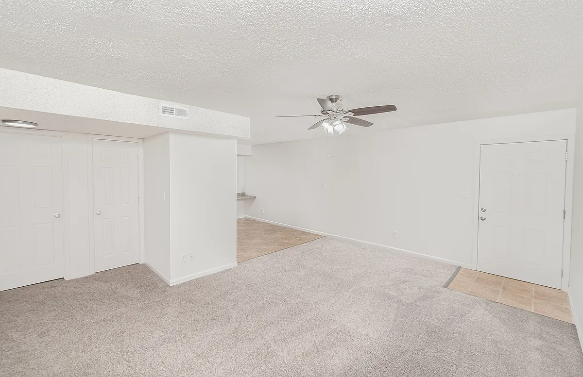 Living & Entry Area - Quail Ridge East Apartments