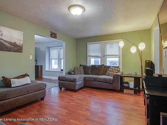 4th image of 824 Riverview Ave