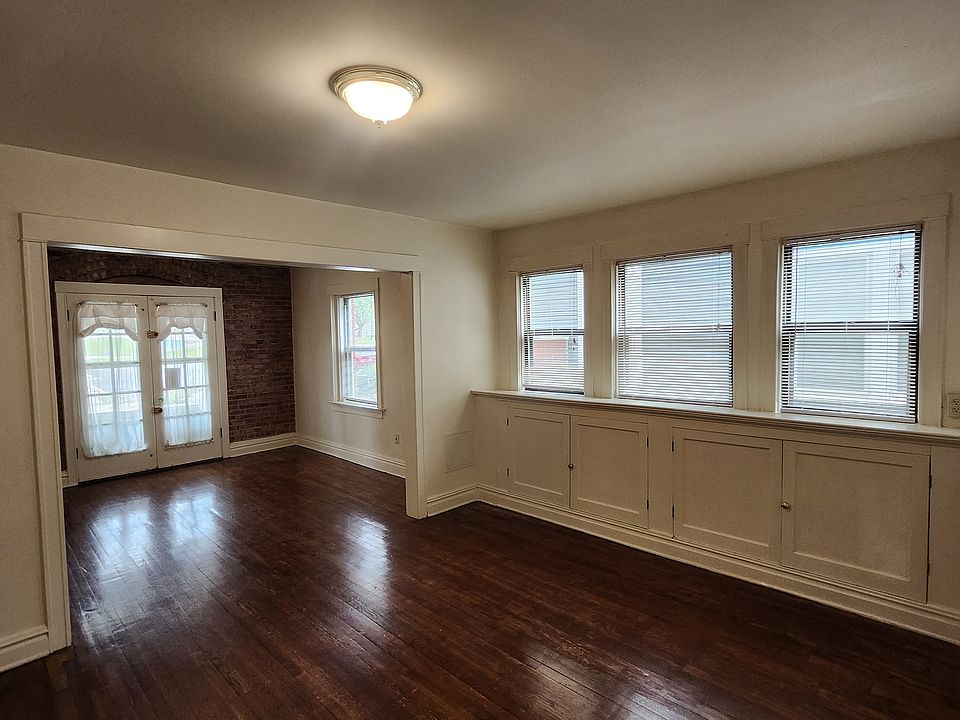 Dinning room with bookcases