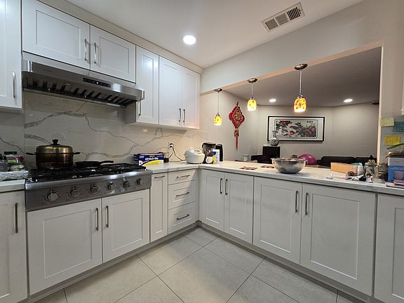 5th image of 931 W Bainbridge Ave #1
