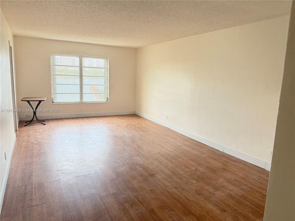 19305 NE 2nd Ave APT 2308