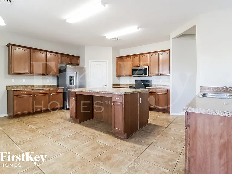 1842 S 222nd Ln — Photo 5