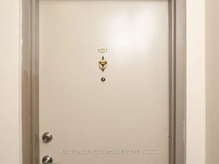 1017 Seneca Ave #408 — Photo 9