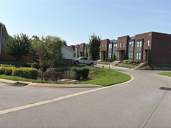 5th image of 1015 Henley Ln