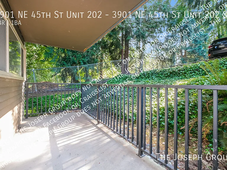 Laurelhurst — Photo 11
