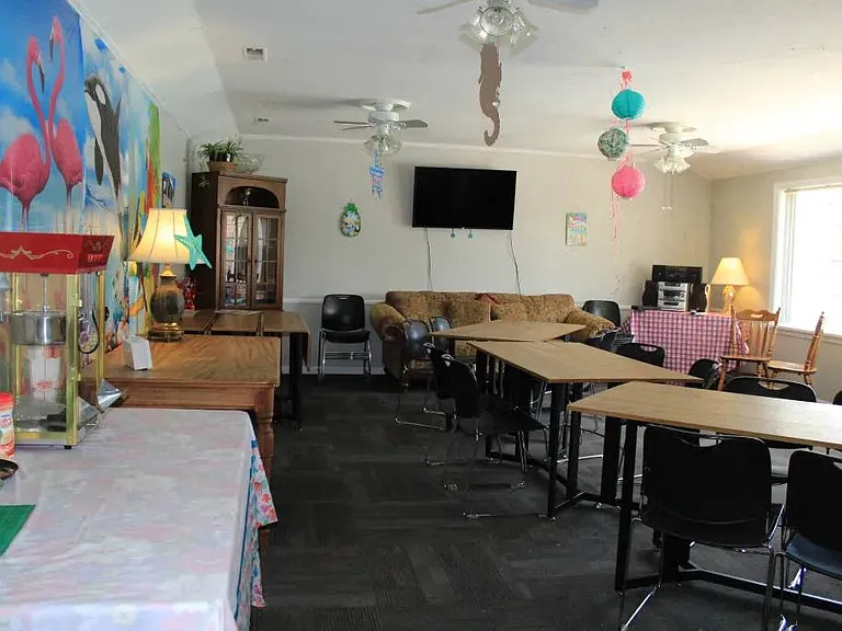 Colonial Village Apartments — Photo 10