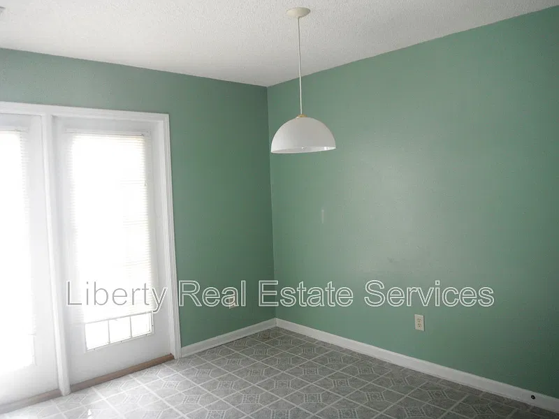 Colonial Park Condos — Photo 4