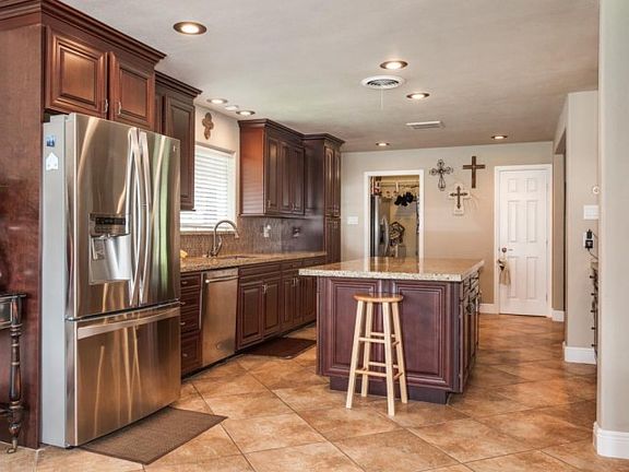 5th image of 213 W Bayou Dr