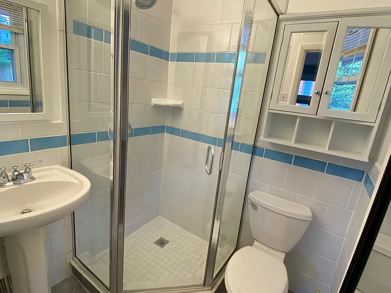 Master en-suite bath