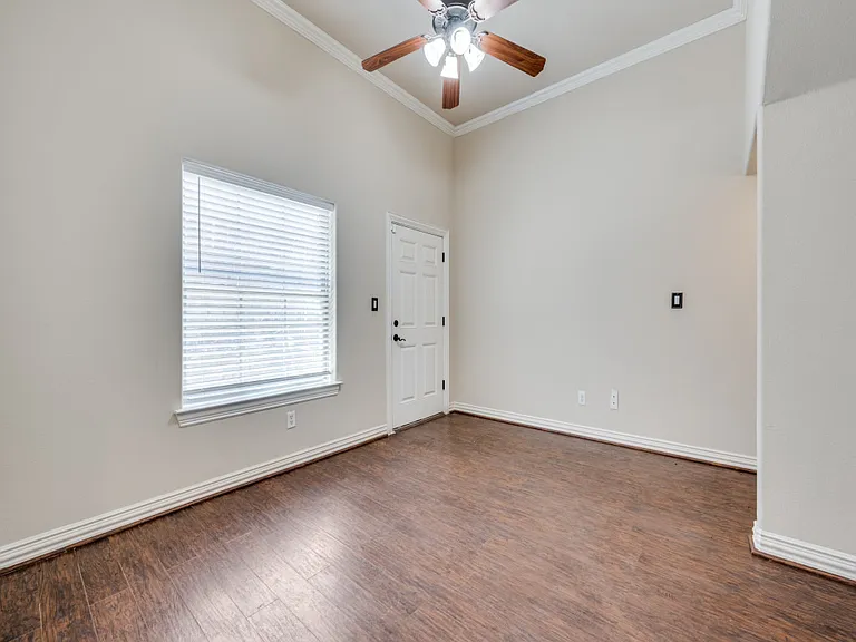 736 Rockingham Dr — Photo 3