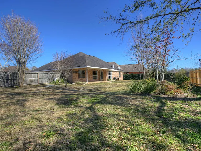 200 Hawthorne Cir — Photo 16