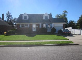 10 Maglie Dr, Hicksville, NY 11801