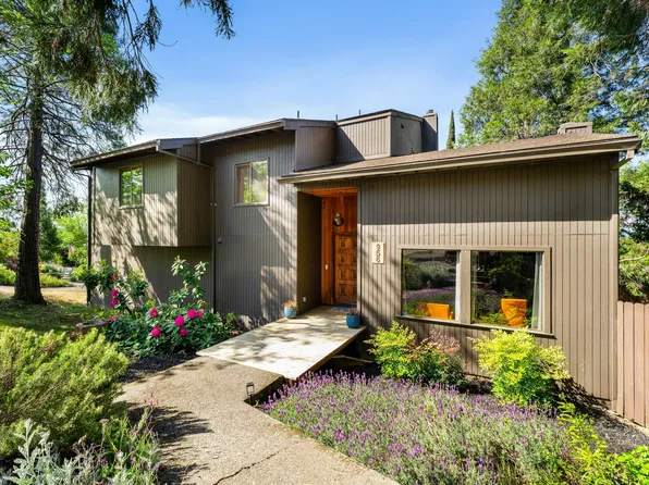 956 NE Beacon Dr, Grants Pass, OR 97526