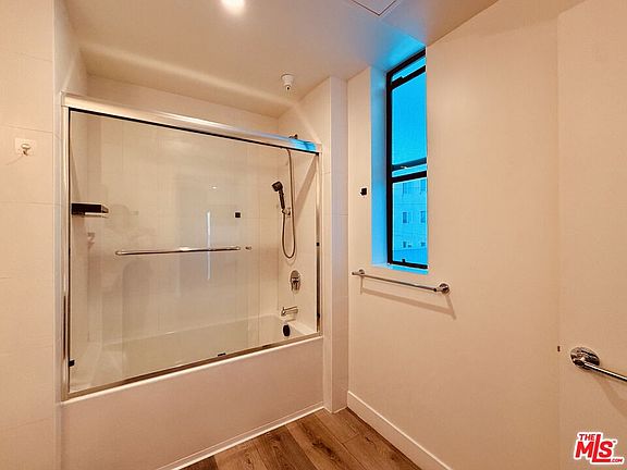 4th image of 919 S Harvard Blvd #504