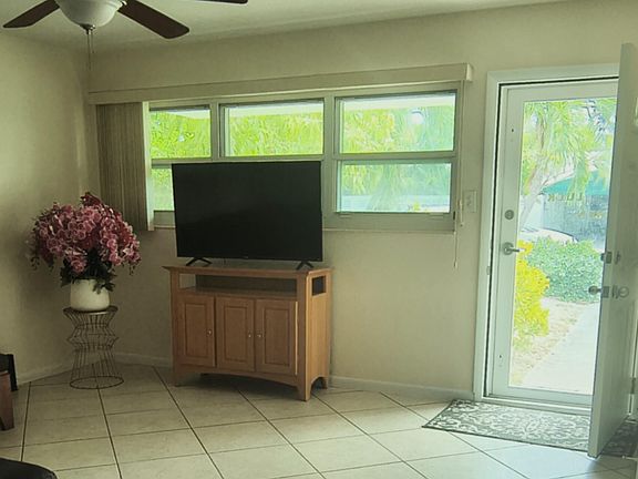 5th image of 3011 Riviera Dr