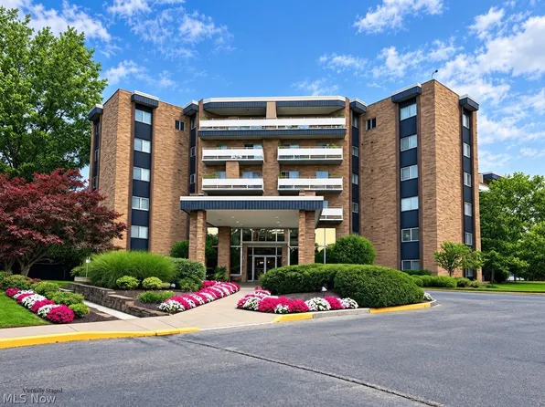 2112 Acacia Park Dr APT 124, Lyndhurst, OH 44124