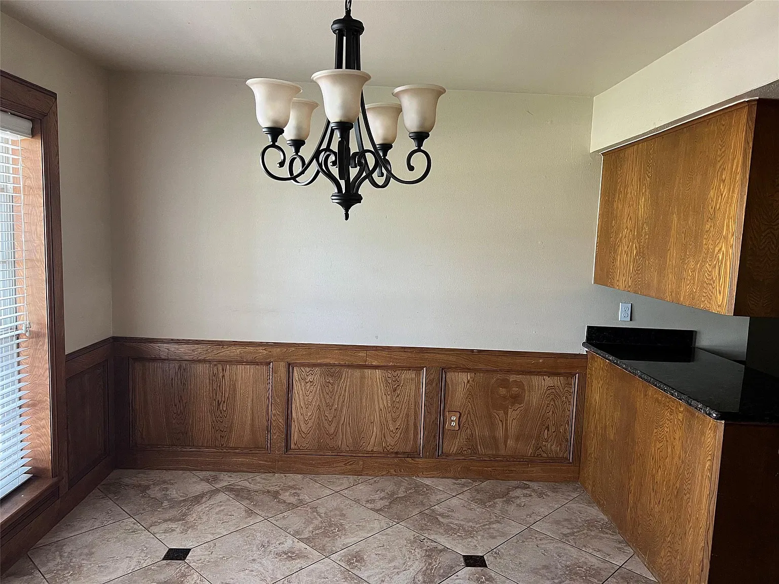 4 bed, 2.0 bath, 1582 sqft, $1,800 — Photo 2