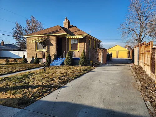211 E Maple St Photo 1