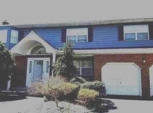 10 Carman Mill Rd, Massapequa, NY 11758