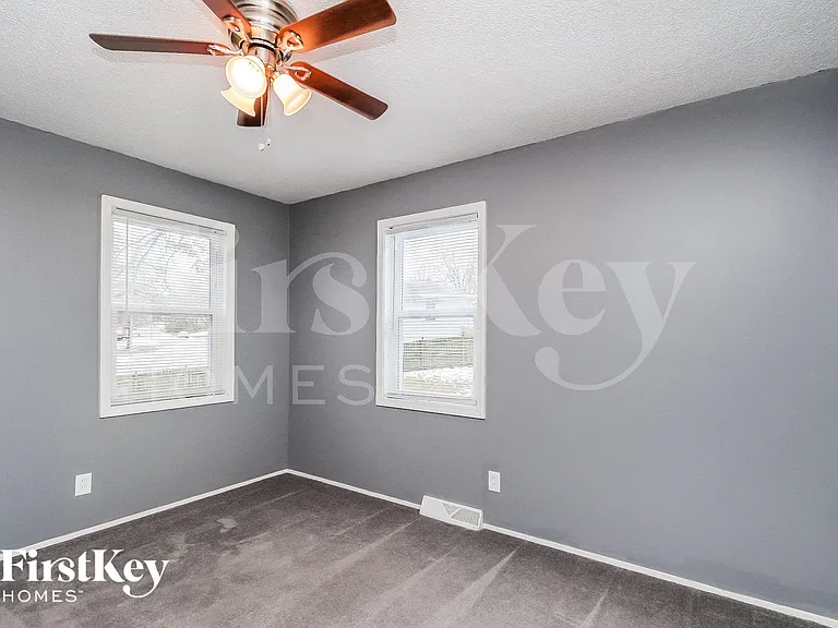 4900 N Sycamore Dr — Photo 9