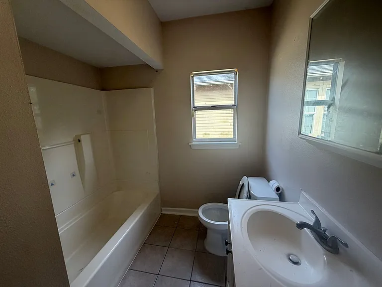 3620 Clermont Dr — Photo 7