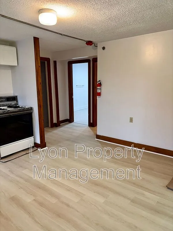 2 bed, 1.0 bath, $1,600 — Photo 2