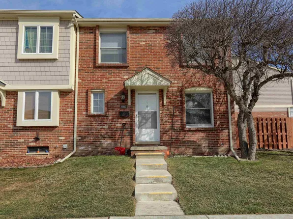 20023 N Great Oaks Cir, Clinton Township, MI 48036