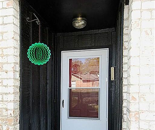 Front door w/Storm door.