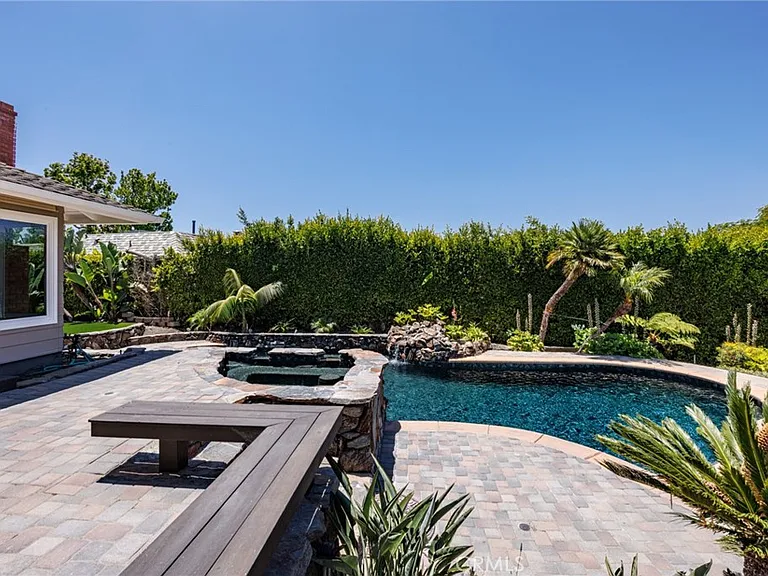 1840 Temple Hills Dr — Photo 55