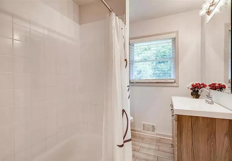 1792 Sandy Plains Rd — Photo 2