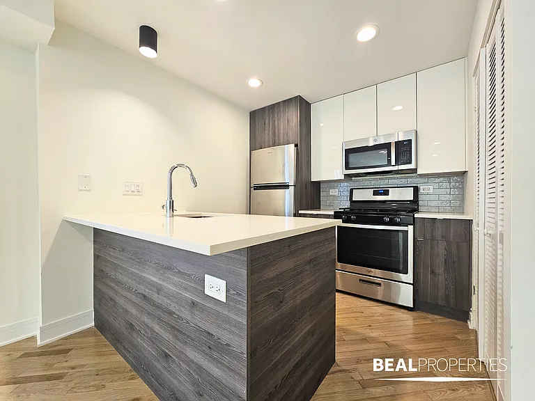 954 W Grace St — Photo 10